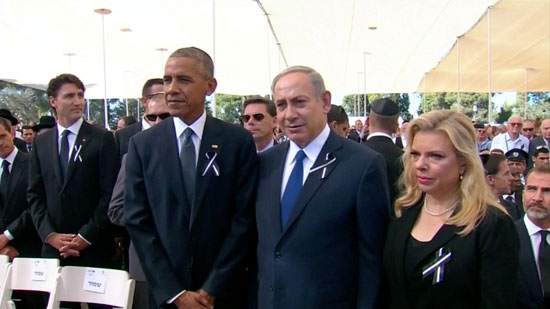 الرئيس الأمريكى باراك اوباما بجوار رئيس الوزراء الإسرائيلى بنيامين نتانياهو أثناء تشييع جنازة شيمون بيريز 